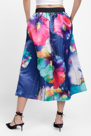 Fusta ampla maxi satinata cu imprimeu floral pictural, pe fond bleumarin [1]