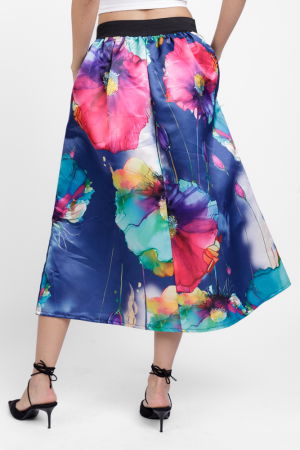 Fusta ampla maxi satinata cu imprimeu floral pictural, pe fond bleumarin [2]
