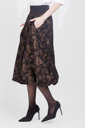 Fusta gogosar maro inchis metalizat din brocart cu motiv paisley auriu [1]