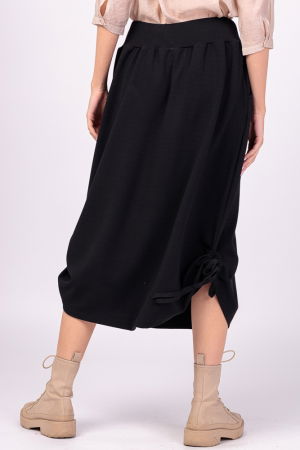 Fusta lunga, neagra din bumbac, cu sireturi laterale la baza [4]