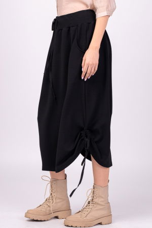 Fusta lunga, neagra, din jerseu, cu sireturi laterale la baza [3]