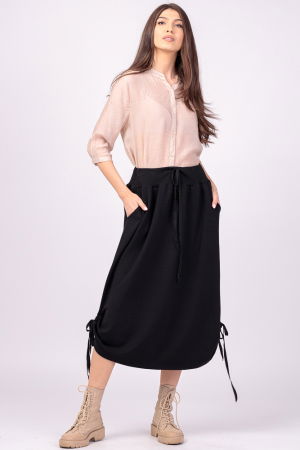 Fusta lunga, neagra din bumbac, cu sireturi laterale la baza [1]