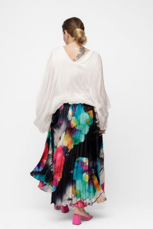 Fusta eleganta, plisata, satinata, cu imprimeu floral pictural pe fond negru [5]