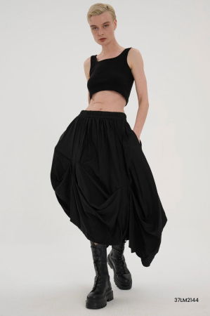 Fusta ampla in colturi, cu falduri, din vascoza neagra [1]