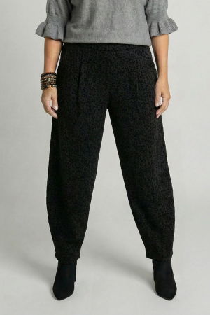 Pantaloni negri lejeri cu imprimeu subtil emosat animal print – croi relaxat, talie confortabila [1]