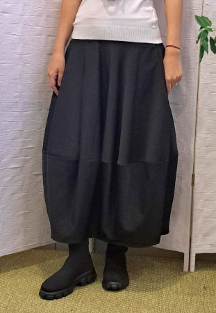 NOUTATI - Fusta lalea neagra ampla cu material tip rips – model modern si comod