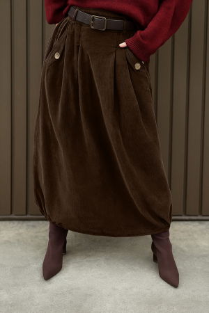 Fuste masuri mari - Fusta lunga din catifea reiata, cu nasturi la buzunare si curea inclusa, maro