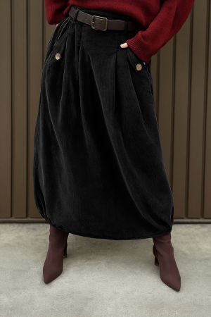 Fuste masuri mari - Fusta lunga din catifea reiata, cu nasturi la buzunare si curea inclusa, neagra