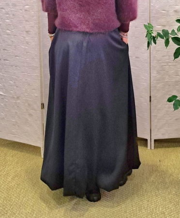 Fusta maxi, gogosar, neagra, ampla cu volum fluid, material tip rips – talie elastica [2]