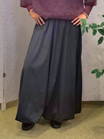 Fuste din Tafta - Fusta maxi, gogosar, neagra, ampla cu volum fluid, material tip rips – talie elastica