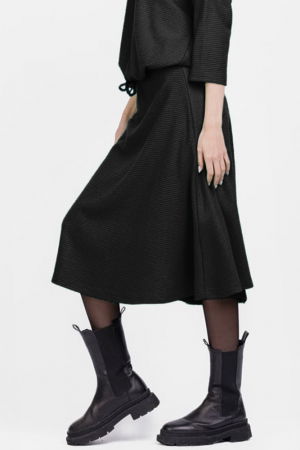 Fuste - Fusta midi clos din jerseu embosat de vascoza, neagra