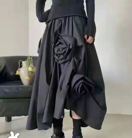 Fuste - Fusta neagra din bumbac satinat cu trei aplicatii sub forma de boboc