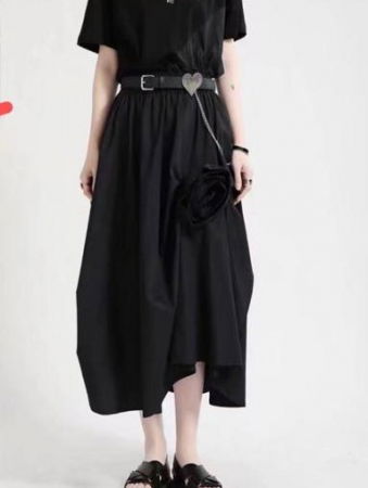 Fusta neagra din bumbac satinat cu trei aplicatii sub forma de boboc [1]