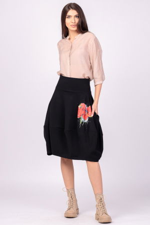 Fuste din Bumbac - Fusta neagra din jerseu, midi, tip lalea, cu imprimeu maci rosii stilizati