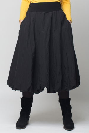 Fuste masuri mari - Fusta neagra midi, tip gogosar, din tafta cu memorie