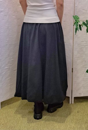 Fusta neagra midi, gogosar, material tip rips – model elegant si versatil [2]