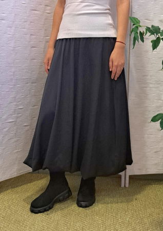 Fuste din Tafta - Fusta neagra midi, gogosar, material tip rips – model elegant si versatil