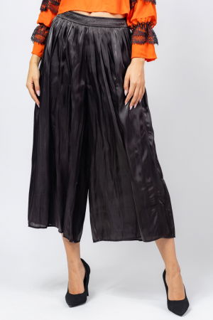 Pantaloni eleganti, negri, cu aspect lucios [1]