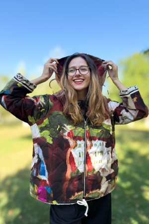 Geaca usoara matlasata, cu gluga si imprimeu  artistic multicolor [4]