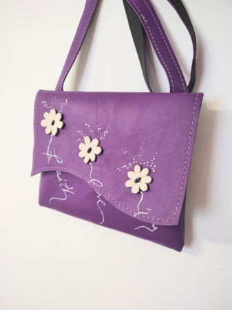 Genți - Geanta mov din piele naturala ,cu margarete și mesaje pictate