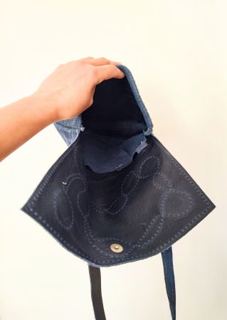 Geanta bleumarin cu buline  aplicate [1]