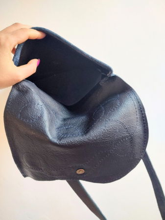 Geanta bleumarin cu buline  aplicate [1]