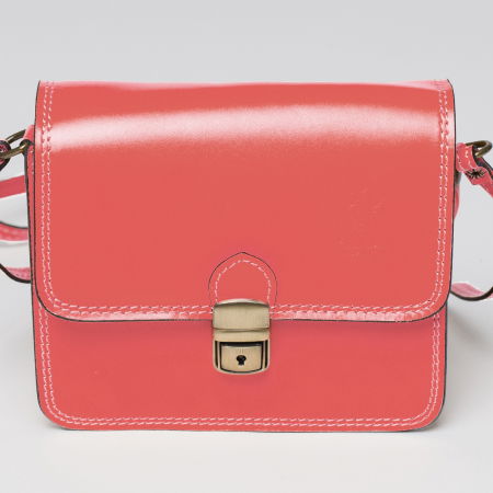 Genți din Piele Naturală - Geanta crossbody din piele naturala, tip postas, roz somon