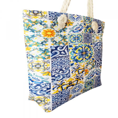 Geanta de plaja din material textil, cu imprimeu model marocan in culori vibrante predominant albastru [1]