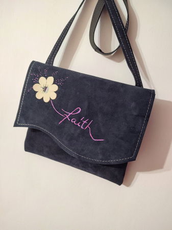 Genți si Plicuri Handmade din Piele - Geanta din piele naturală întoarsă ,cu margareta și mesaj Faith ,unicat