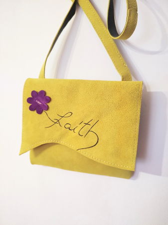 Genți - Geanta din piele naturală galbenă, cu margaretă și mesaj,,Faith,, pictat