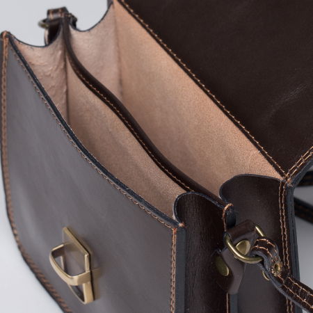 Geanta crossbody maro inchis din piele naturala, tip postas [2]