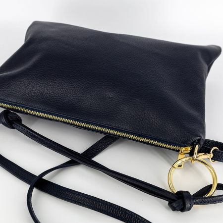 Geanta plic mare cu inele mari aurii si doua barete, din piele naturala neagra metalizata [5]