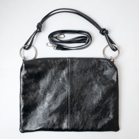 Geanta plic mare cu inele mari aurii si doua barete, din piele naturala neagra metalizata [1]