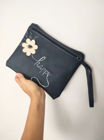 Genți - Geanta portfard handmade , din piele naturala bleumarin , cu margareta aplicata  și mesaj