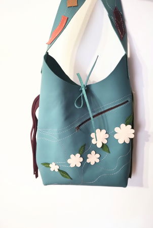 Genți si Plicuri Handmade din Piele - Geanta sac ,din piele naturala bleu prăfuit ,cu margarete