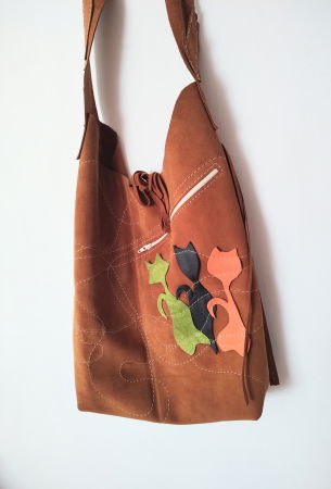 Genți si Plicuri Handmade din Piele - Geanta sac ,din piele naturala camel întoarsă ,cu pisicute