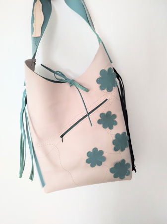 Genți si Plicuri Handmade din Piele - Geanta sac în două nuanțe  ,din piele naturala ,cu margarete ,unicat