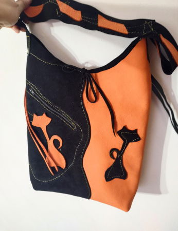 Geanta sac ,din piele naturala  întoarsă portocalie și neagră ,cu pisicute [1]