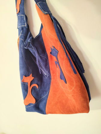 Geanta sac ,din piele naturala  întoarsă albastru electric și cărămiziu ,cu pisicute [1]