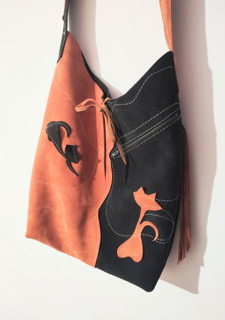 Genți si Plicuri Handmade din Piele - Geanta sac ,din piele naturala  întoarsă neagra și cărămizie ,cu pisicute