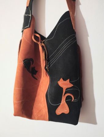 Geanta sac ,din piele naturala  întoarsă neagra și cărămizie ,cu pisicute [1]