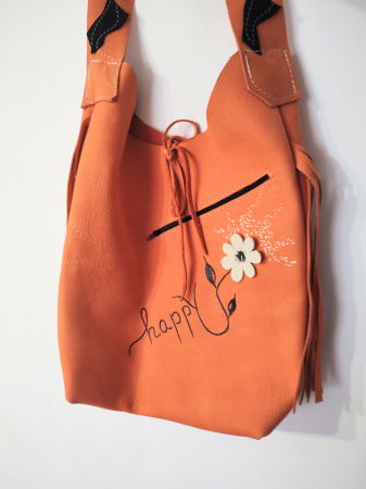 Genți si Plicuri Handmade din Piele - Geanta sac ,din piele naturala portocalie întoarsă ,cu margareta și mesaj ,unicat