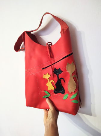 Genți si Plicuri Handmade din Piele - Geanta sac ,din piele naturala roșie ,cu pisicuțe