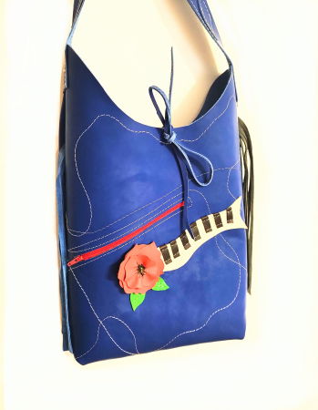 Genți si Plicuri Handmade - Geanta tip sac ,din piele naturala albastru electric  ,cu pian si trandafir corai