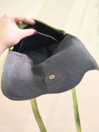 Geanta verde olive din piele naturala întoarsă ,cu  crizantema alba și mesaj [1]