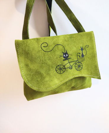 Genți si Plicuri Handmade - Geanta verde olive, pictata manual cu pisicute pe bicicletă