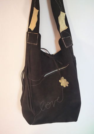 Genți - Geanta wenge cu mesaj cusut și margareta,din piele naturala intoarsa