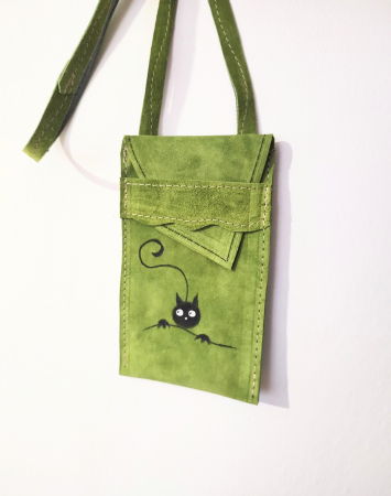 Genți si Plicuri Handmade din Piele - Husa verde din piele naturala ,pentru telefon , cu pisicuța