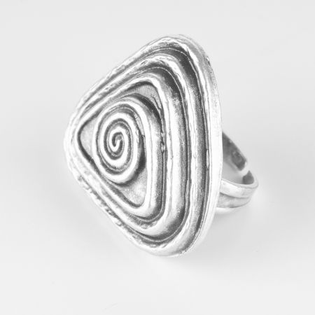 Inele - Inel reglabil din zamac cu forma triunghiulara concentrica