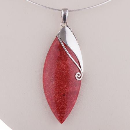 BIJUTERII - Pandant cu coral natural si decoratiune din argint 925